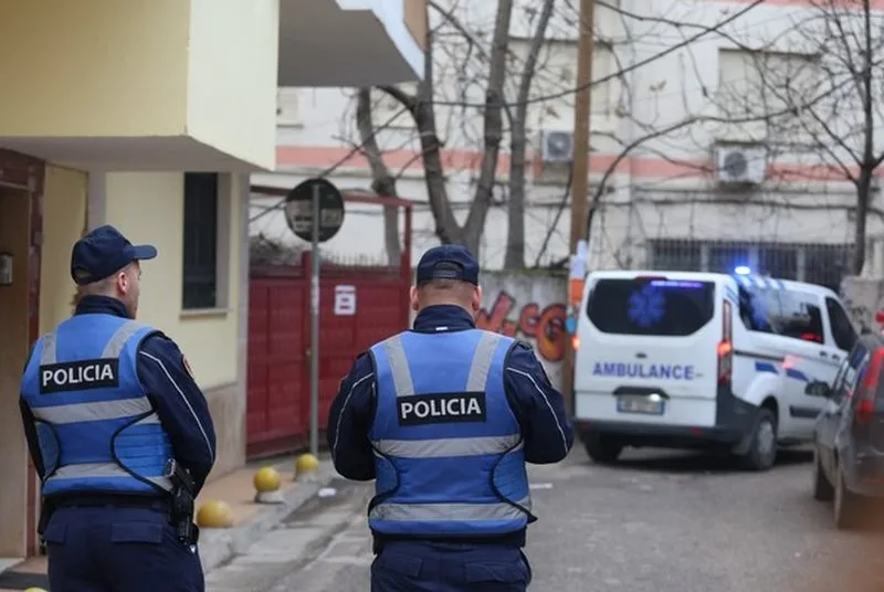 Policia aksion ‘blic’ në Sarandë, tre të arrestuar për prodhim dhe shitje droge
