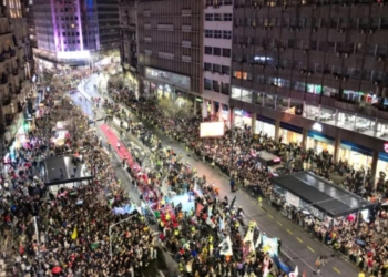 Studentët “rrethojnë” Vuçiçin! Beogradi nën ethet e protestës, mijëra persona mbërrijnë në kryeqytet