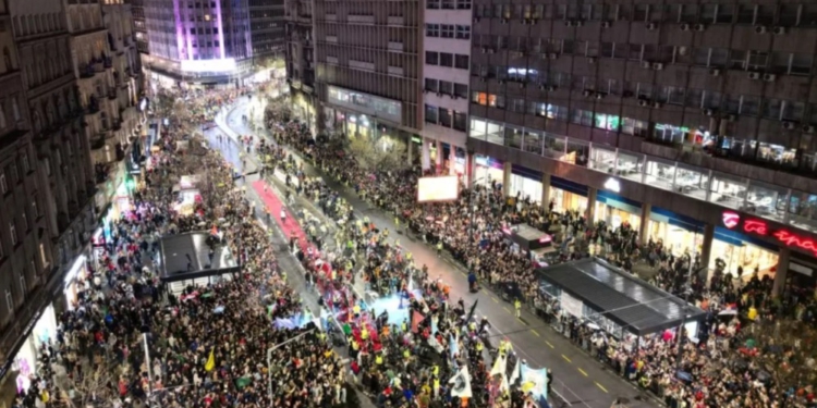 Studentët “rrethojnë” Vuçiçin! Beogradi nën ethet e protestës, mijëra persona mbërrijnë në kryeqytet