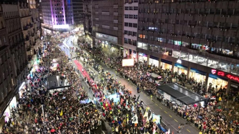 Studentët “rrethojnë” Vuçiçin! Beogradi nën ethet e protestës, mijëra persona mbërrijnë në kryeqytet