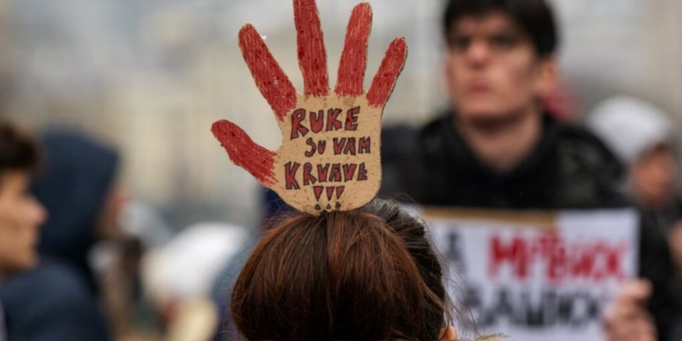 Protesta e 15 Marsit në Beograd: Studentët kërkojnë paqe, autoritetet paralajmërojnë dhunë