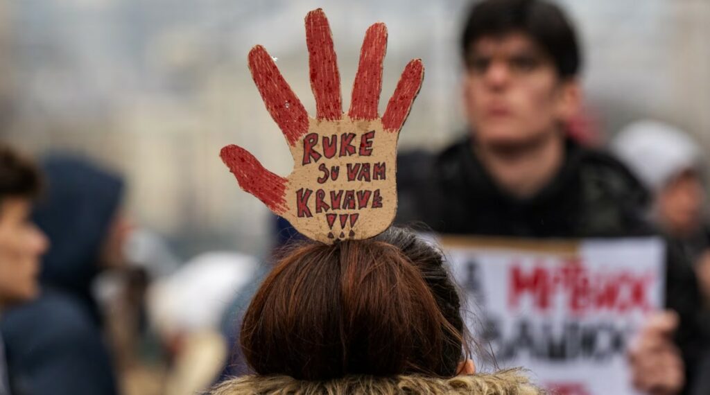 Protesta e 15 Marsit në Beograd: Studentët kërkojnë paqe, autoritetet paralajmërojnë dhunë