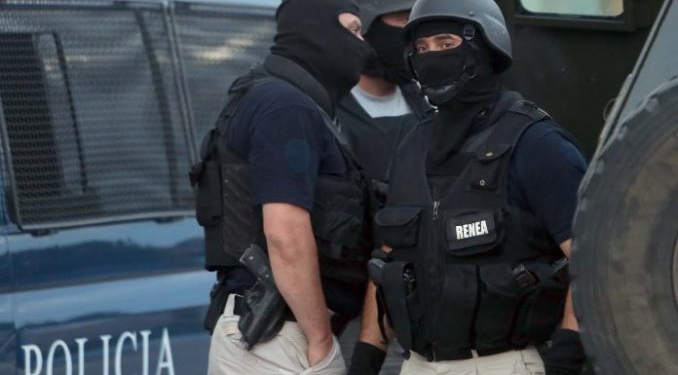 Lëviznin me armë me silenciatorë në makinë, pranga dy personave në Shkodër