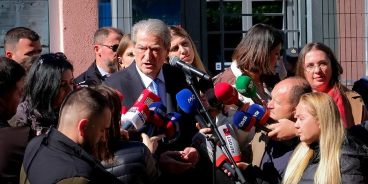 Kishte në dorë dosjen e Veliajt, Berisha: Olldashin e kërcënuan! Mori raport pafundësisht…
