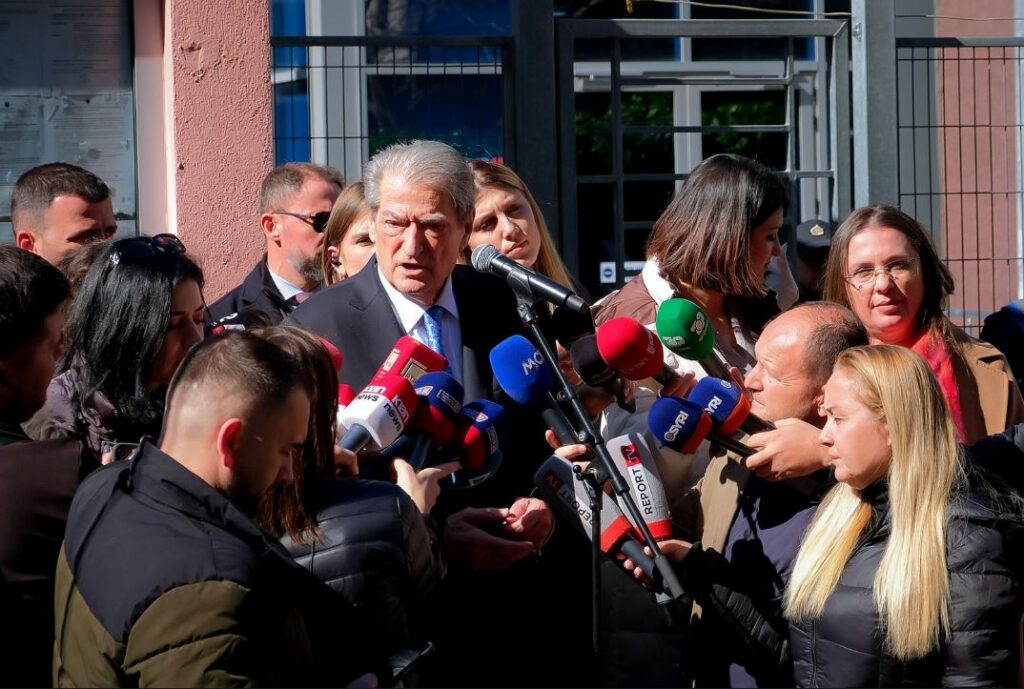 Kishte në dorë dosjen e Veliajt, Berisha: Olldashin e kërcënuan! Mori raport pafundësisht…