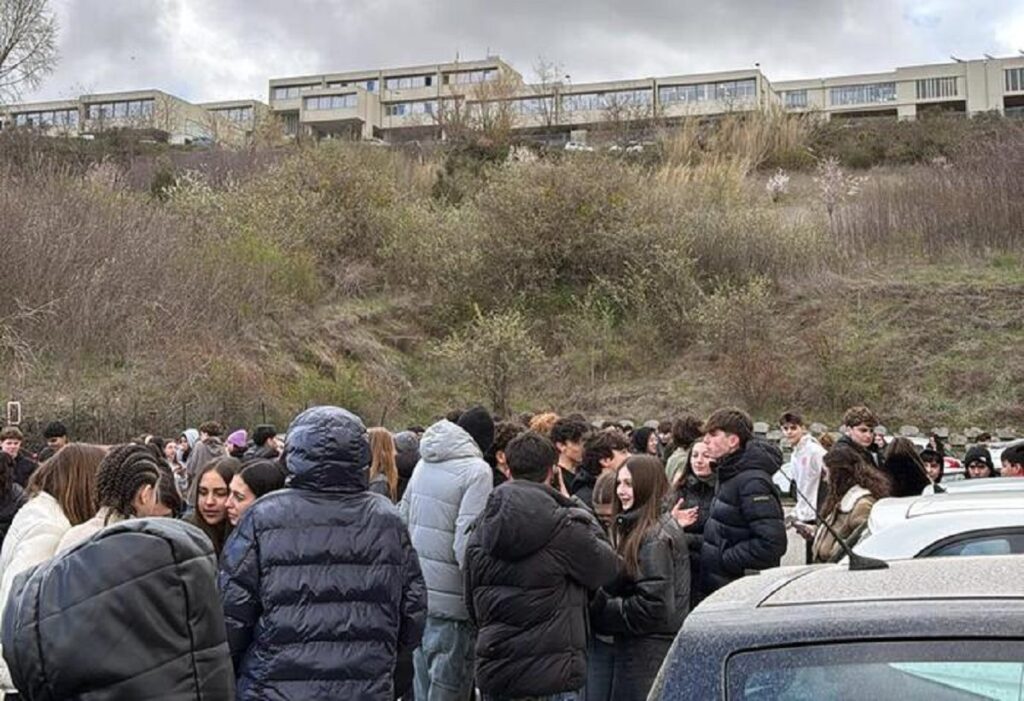 Tërmet në Itali, njerëzit dalin në rrugë. Pezullohet mësimi në shkolla