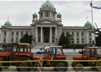 Vuçiç mobilizon traktorë për të mbrojtur Presidencën nga protestuesit (VIDEO)