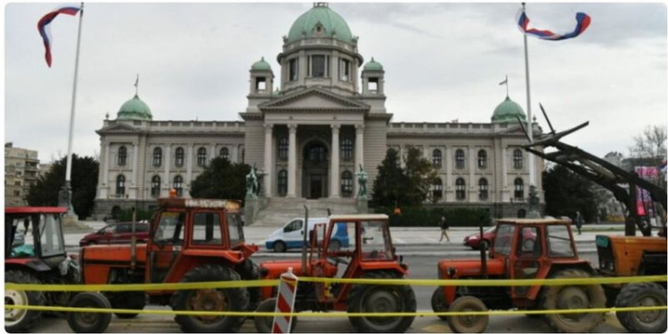 Vuçiç mobilizon traktorë për të mbrojtur Presidencën nga protestuesit (VIDEO)