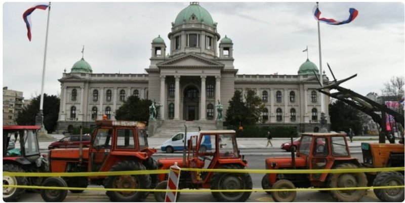 Vuçiç mobilizon traktorë për të mbrojtur Presidencën nga protestuesit (VIDEO)