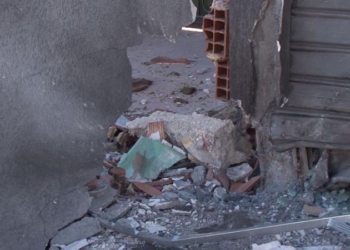 Tronditet Fushë-Kruja, shpërthim eksplozivi në murin e jashtëm në një punishte sallami