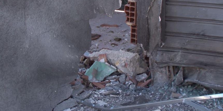 Tronditet Fushë-Kruja, shpërthim eksplozivi në murin e jashtëm në një punishte sallami