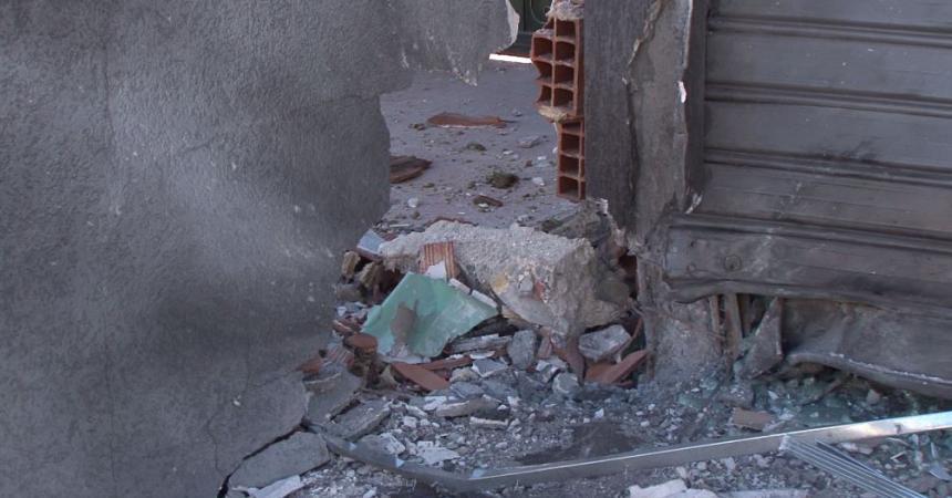 Tronditet Fushë-Kruja, shpërthim eksplozivi në murin e jashtëm në një punishte sallami
