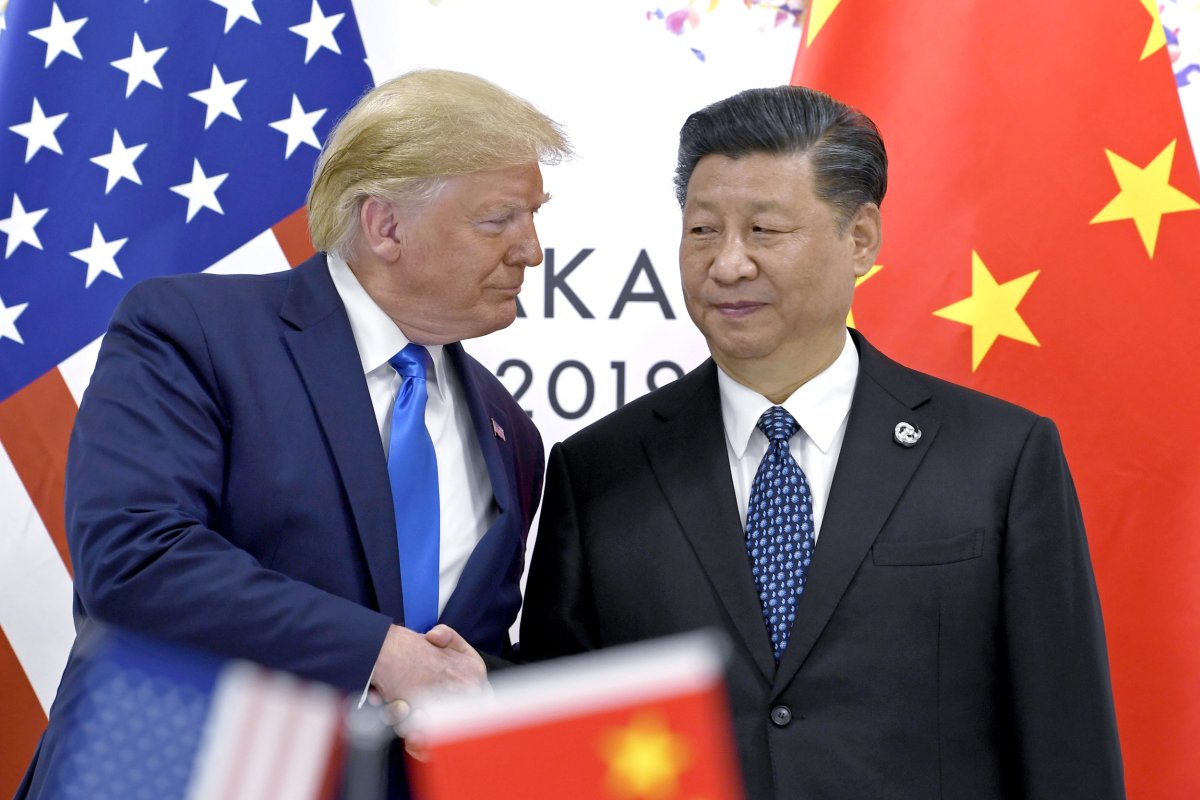 “E flaku si një leckë”, Kina përshëndet vendimin e Trump për Zërin e Amerikës