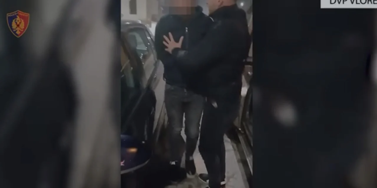 EMRAT / Shpërndanin kartëmonedha euro të falsifikuara, dy të arrestuar në Vlorë
