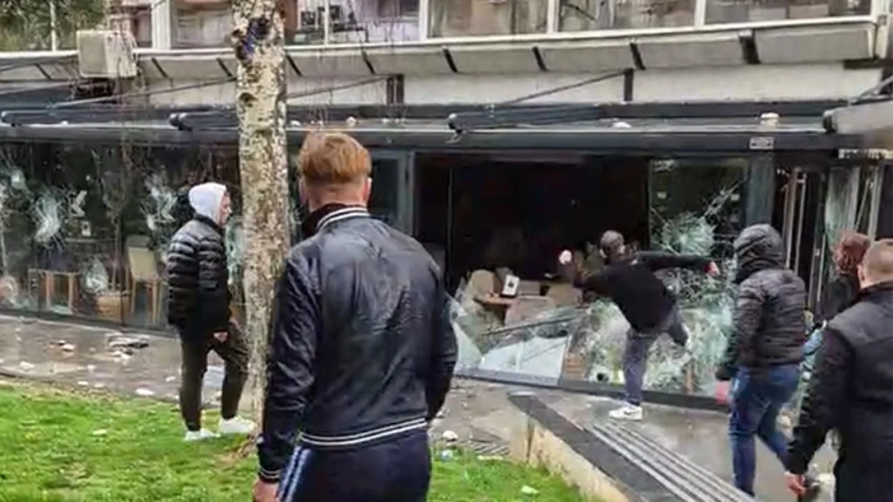 Tragjedia me 59 të vdekur në Maqedoninë e Veriut, qytetarët shkatërrojnë lokalin e pronarit të diskos