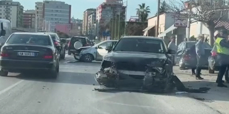Aksident në aksin Fier-Patos, “Benz-i” dhe “Volkswagen” përplasen “kokë më kokë”