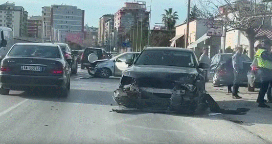Aksident në aksin Fier-Patos, “Benz-i” dhe “Volkswagen” përplasen “kokë më kokë”