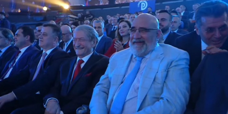 PD prezanton sot programin, Berisha dhe LaCivita nuk e mbajnë dot të qeshurën, çfarë ndodhi në Kuvendi Kombëtar?