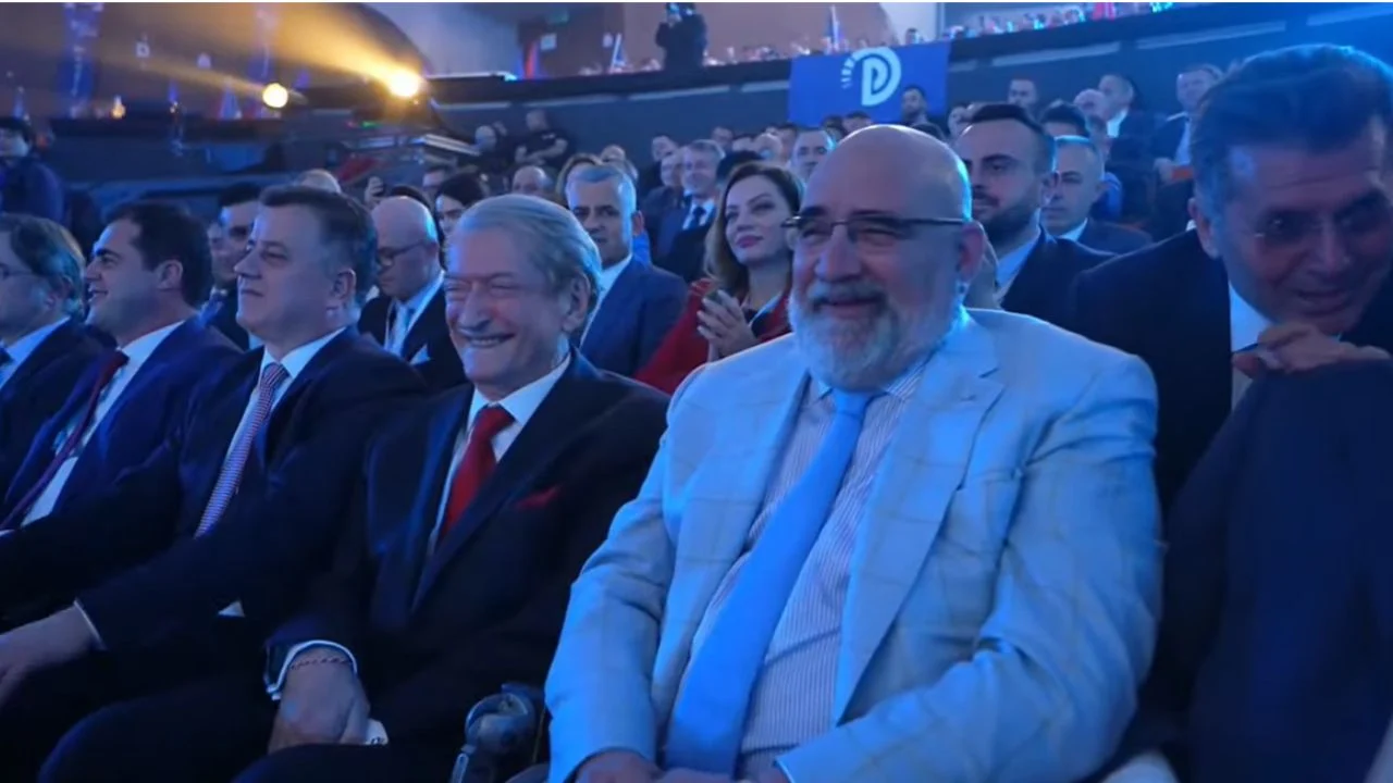 PD prezanton sot programin, Berisha dhe LaCivita nuk e mbajnë dot të qeshurën, çfarë ndodhi në Kuvendi Kombëtar?