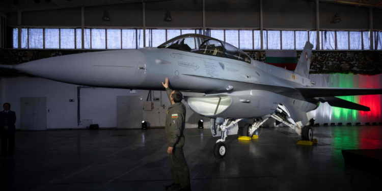 “Blindohet” Bullgaria, mbërrin avioni i parë amerikan F-16, 7 të tjerë deri në fund të vitit