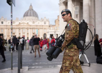 Armët e pazakonta në Vatikan, ja si po i rrëzojnë dronët ushtarët italianë