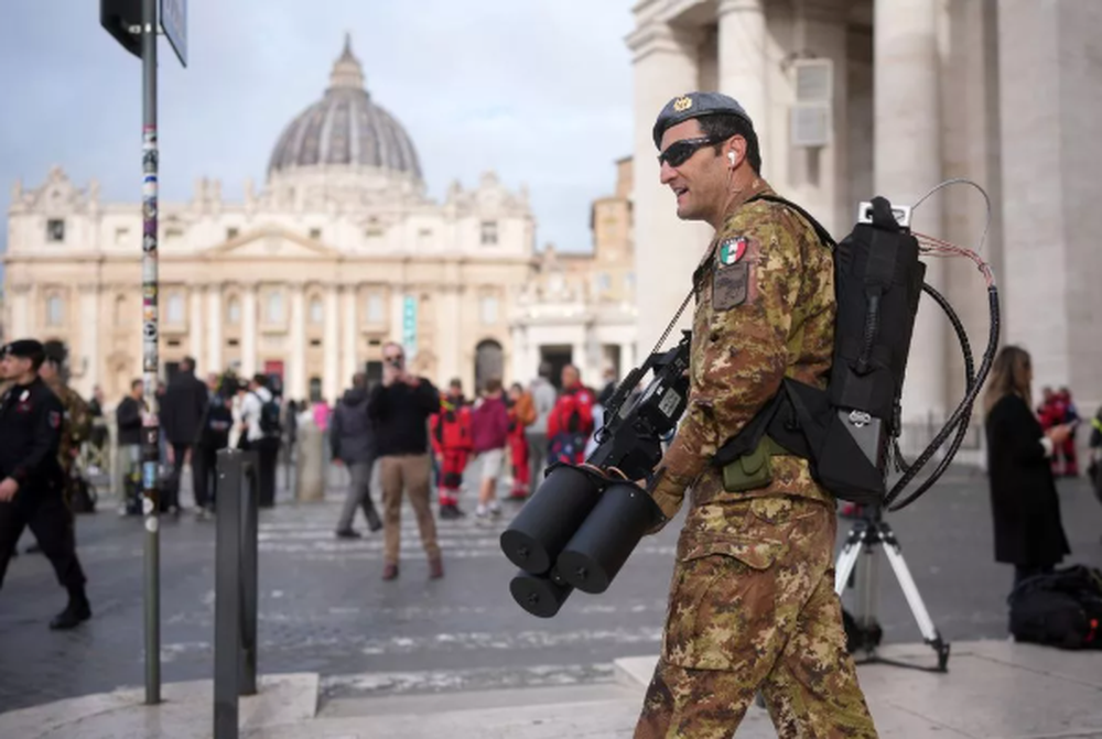 Armët e pazakonta në Vatikan, ja si po i rrëzojnë dronët ushtarët italianë