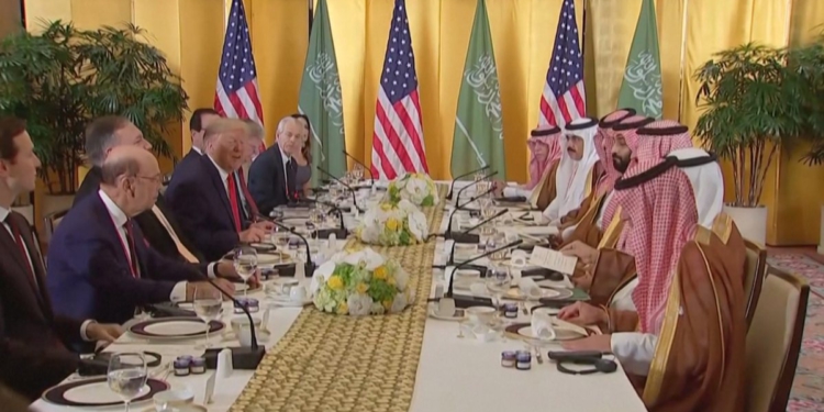 100 miliardë dollarë armatime, Donald Trump bind sauditët të largohen nga Kina
