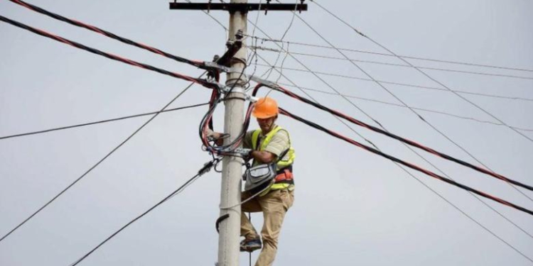 Ra në kontakt me energjinë elektrike teksa po punonte, ndërron jetë elektricisti në Divjakë