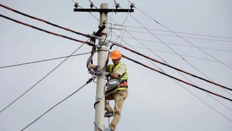 Ra në kontakt me energjinë elektrike teksa po punonte, ndërron jetë elektricisti në Divjakë