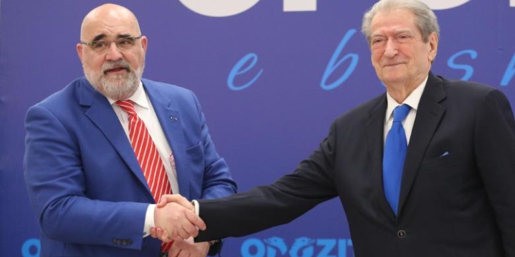 “Trump e hoqi për abuzim”, Demaliaj: LaCivita nuk ka fuqi t’i heqë non gratën Berishës e as ta sjellë në pushtet
