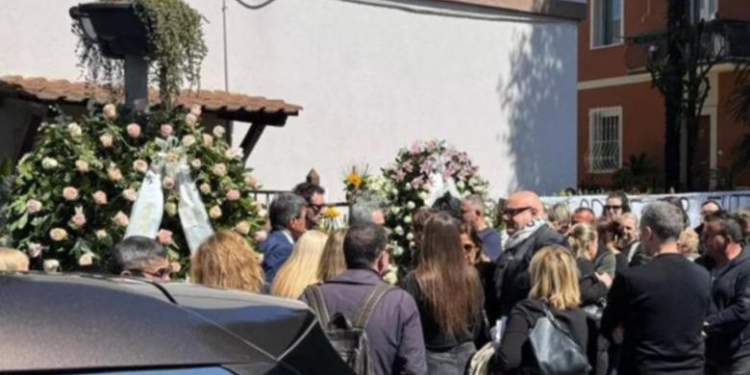 U vra në mënyrë makabre nga ish-i dashuri, përcillet për në banesën e fundit studentja shqiptare 