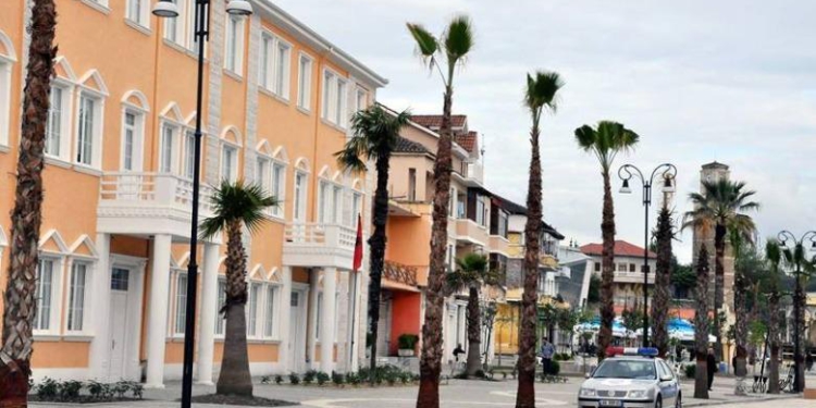 Dhunohen dhe kërcënohen dy punonjës të Bashkisë Kavajë, në kërkim 5 persona