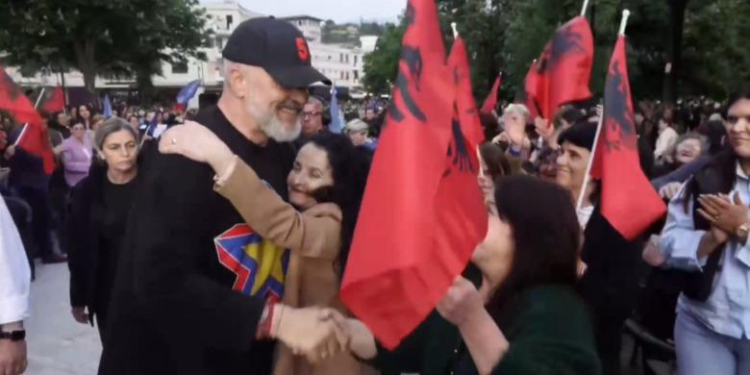 “Voto 5!”/ Rama vijon fushatën në Berat, takim me gratë dhe vajzat