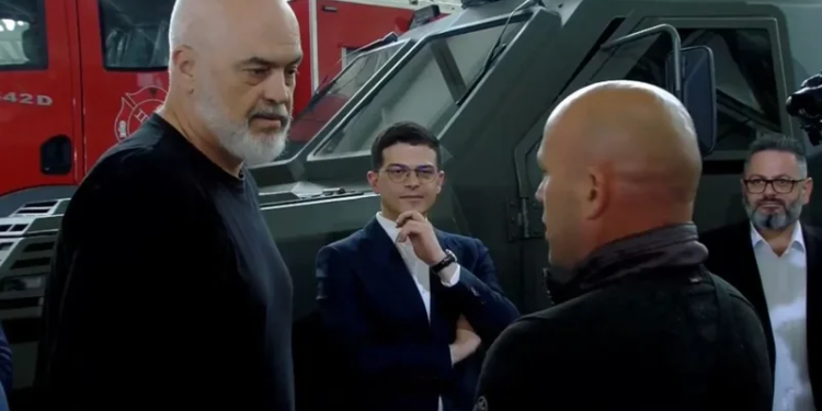 ‘Kam parë shumë si puna jote! Vëri emër…’ Rama debate me qytetarin që tha se dha lekë për legalizimin