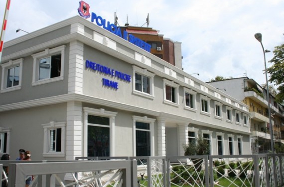 Gjendet një fëmijë në bulevardin “Dëshmorët e Kombit”, policia kërkon ndihmën e qytetarëve për të gjetur prindërit
