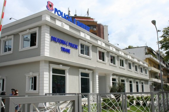 Gjendet një fëmijë në bulevardin “Dëshmorët e Kombit”, policia kërkon ndihmën e qytetarëve për të gjetur prindërit
