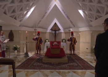 Papa varroset të shtunën, Trump e Macron do të jenë në ceremoni, nuk do të prehet në Shën Pjetër