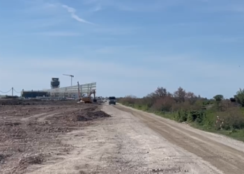 Punëtori ra nga lartësia në aeroportin e Vlorës, policia arreston administratorin