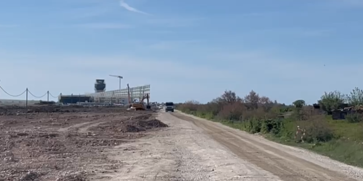 Punëtori ra nga lartësia në aeroportin e Vlorës, policia arreston administratorin