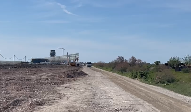 Punëtori ra nga lartësia në aeroportin e Vlorës, policia arreston administratorin