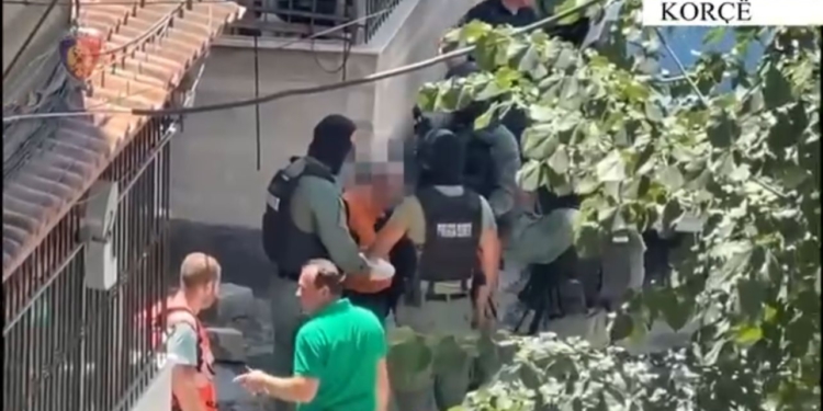 Panikosi lagjen duke qëlluar me kallash nga ballkoni një vit më parë, ndërron jetë i moshuari në Korçë! U gjet i pajetë në shtëpinë ku jetonte i vetëm