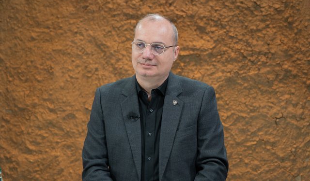 “Kam punuar gazetar”, ministri Igli Hasani rrëfen intervistën me Edi Ramën