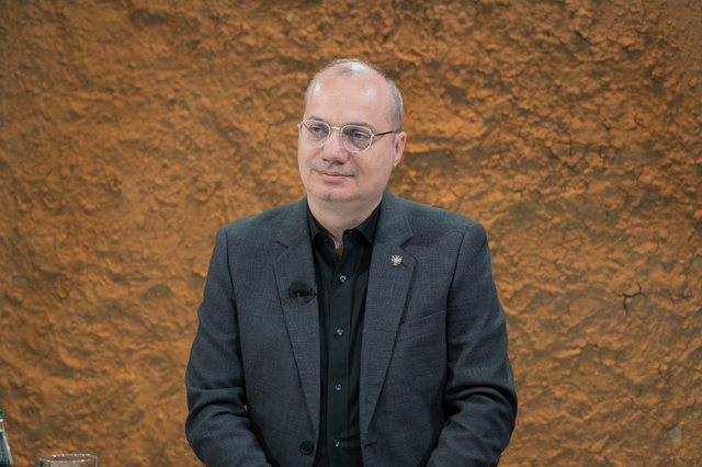 “Kam punuar gazetar”, ministri Igli Hasani rrëfen intervistën me Edi Ramën