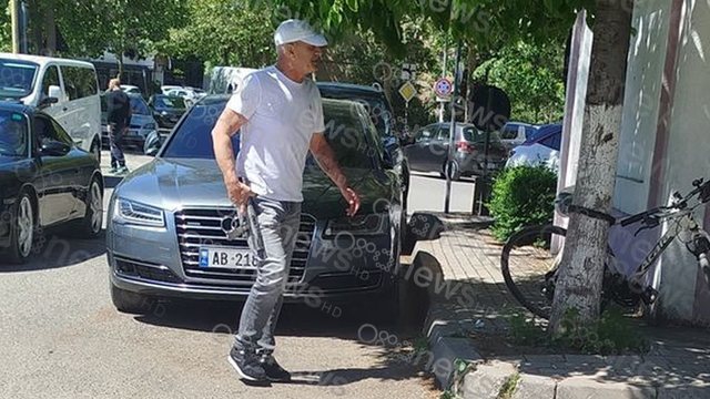 “Ali Demi” shumë pranë përgjakjes/ Autori me “Skorpions” të zi në dorë, momenti kur futet në zyrat elektorale (FOTO)