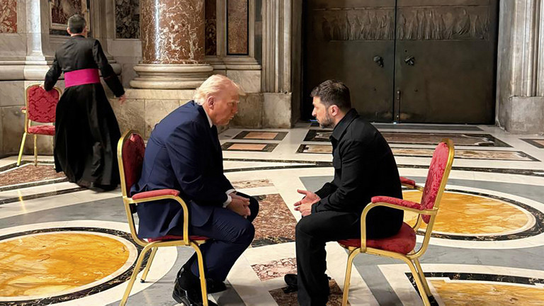 “U shfaq më i qetë, e kupton situatën”, Trump zbardh bisedën me Zelenskyn në Vatikan: Më kërkoi…