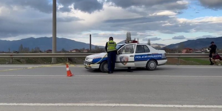 Makina përplas këmbësoren në Pogradec, gruaja në gjendje të rëndë