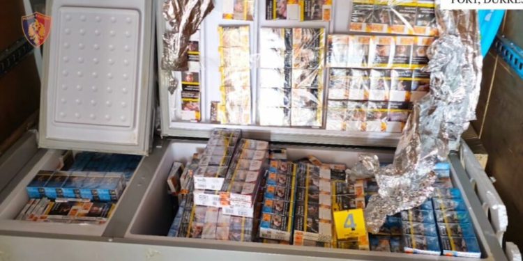 Kishte fshehur 177 steka me cigare në furgon, arrestohet 28-vjeçari në Portin e Durrësit
