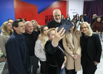 Rama, vizitë ‘blic’ në PS e Kamzës: Nuk ka kohë për rotacion, rrezikojmë të humbim trenin!