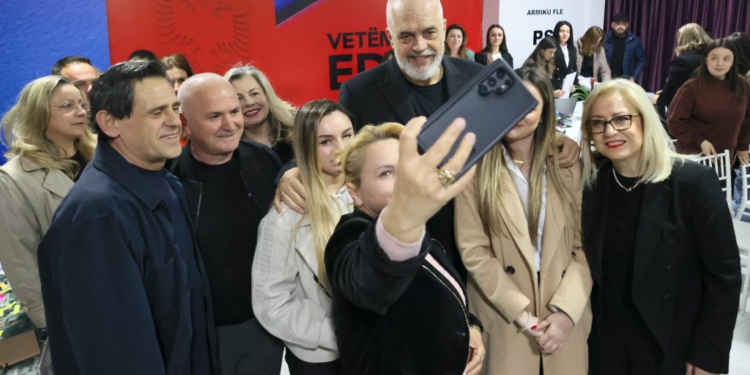 Rama, vizitë ‘blic’ në PS e Kamzës: Nuk ka kohë për rotacion, rrezikojmë të humbim trenin!