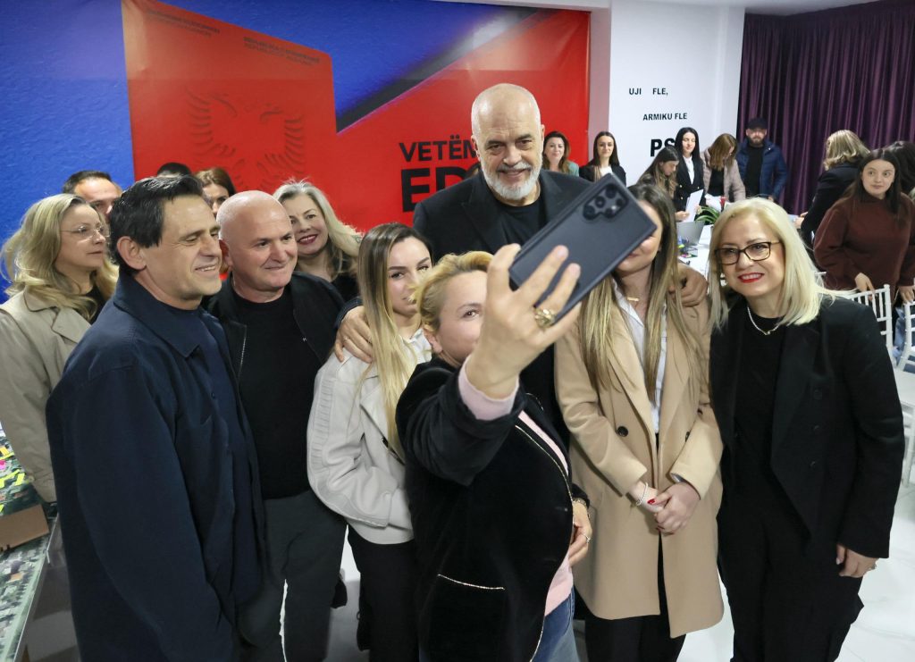 Rama, vizitë ‘blic’ në PS e Kamzës: Nuk ka kohë për rotacion, rrezikojmë të humbim trenin!